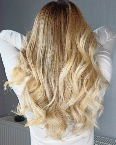 Frisur mit langen blondem Haar
