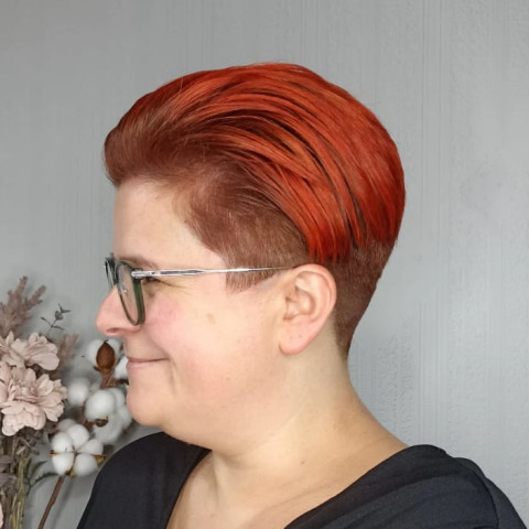 Seitenansicht einer kupferfarbenen Kurzhaar-Frisur